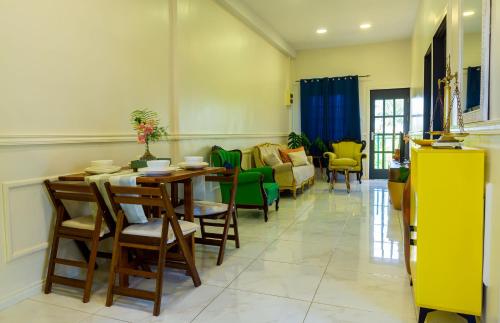 Un comedor con mesa y sillas en Cozy and quirky Wolf Apartment, en Paramaribo