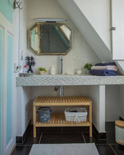 une salle de bain avec un lavabo et un miroir dans l'établissement La Sorellerie, à Saint-Avertin