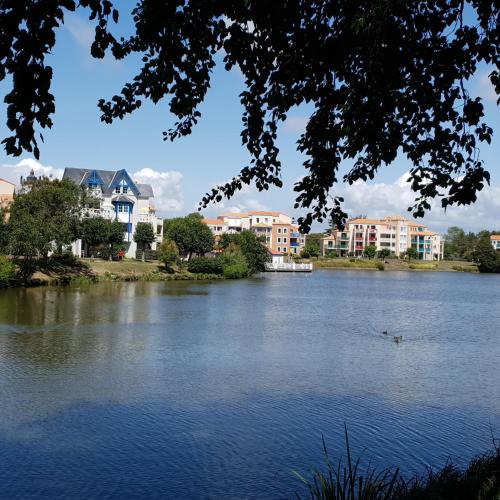 Appartement à Port Bourgenay, vue sur lac, au pied d'un parc aquatique