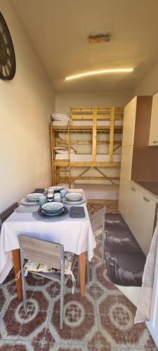 um quarto com uma mesa com pratos em Casa Jiulia em Villanova dʼAlbenga