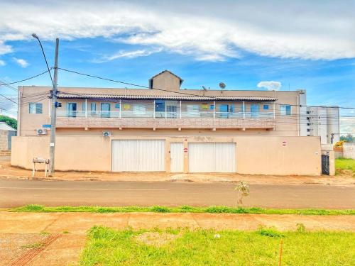 a building on the side of a street at Loft Familiar BR-Aeroporto 1 in Uberlândia