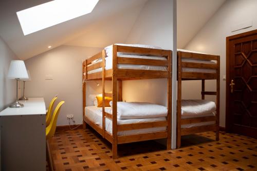 波多的住宿－Porto Concept Home - University Residence & Guesthouse - Pólo II Areosa，带屋顶的客房内的两张双层床