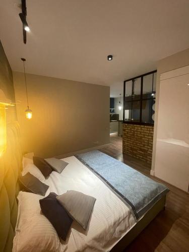 Cama ou camas em um quarto em Жк braun