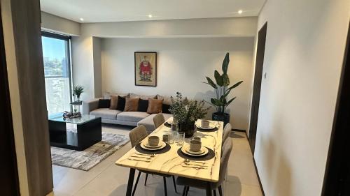 a living room with a table and a couch at Dpto nuevo en Chapultepec in Guadalajara