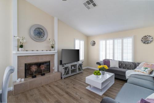 Μια τηλεόραση ή/και κέντρο ψυχαγωγίας στο Luxury home near Palm Springs, large backyard and pool
