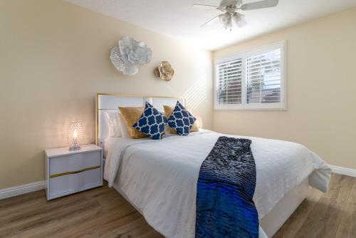 Ένα ή περισσότερα κρεβάτια σε δωμάτιο στο Luxury home near Palm Springs, large backyard and pool