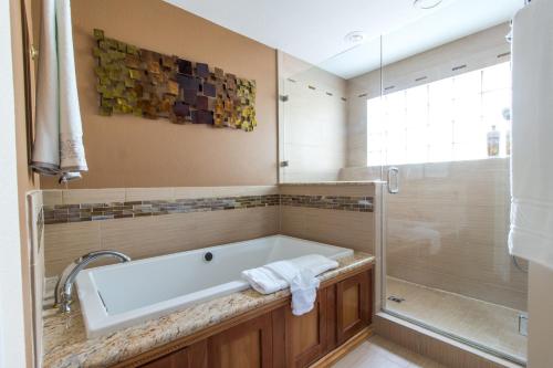 Ένα μπάνιο στο Luxury home near Palm Springs, large backyard and pool