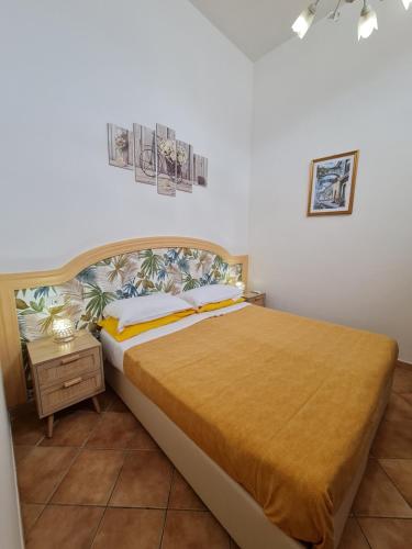 een slaapkamer met een groot bed in een kamer bij Casa Monticello in Positano