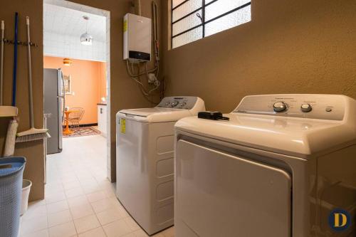 - une buanderie avec un lave-linge et un sèche-linge dans l'établissement 102 Amplio y elegante estilo Art Déco, à Mexico