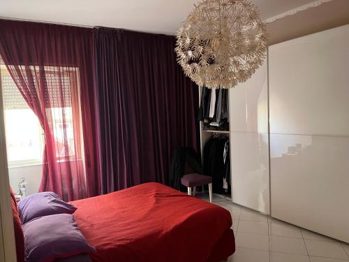 Camera matrimoniale ampia con bagno privato in appartamento condiviso dall Host