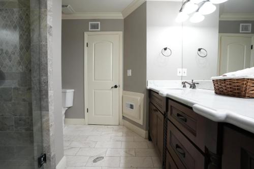 La salle de bains est pourvue d'un lavabo, de toilettes et d'un miroir. dans l'établissement Destination #03, à Fullerton