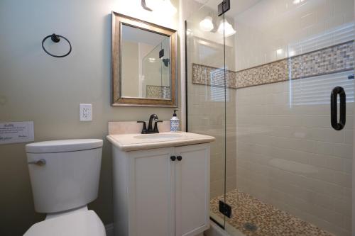 een badkamer met een toilet, een wastafel en een douche bij Destination #04 in Anaheim