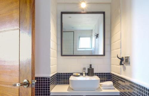 y baño con lavabo y espejo. en Honky Tonk Punta Cana, en Punta Cana