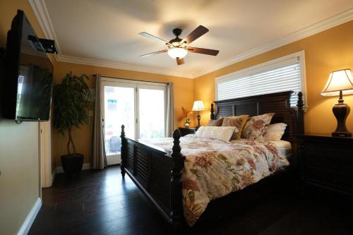 1 dormitorio con 1 cama, ventilador de techo y ventana en Destination #23, en Anaheim