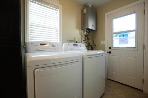 uma máquina de lavar e secar roupa branca numa cozinha com uma janela em Destination #23 em Anaheim