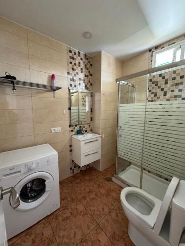 un bagno con lavatrice e WC di las Piteras ad Arona