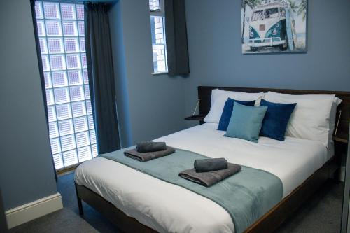 a bedroom with a large bed with towels on it at Flat in Nottingham City Centre in Nottingham