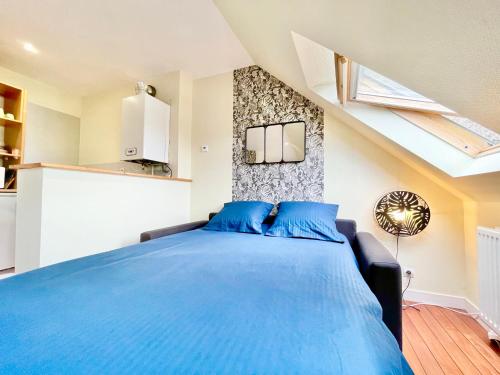 a bedroom with a blue bed in a room at Brest Centre - Appartements - Le Vauban - Lumineux - Centre Ville - Proche Boutiques et Restaurants in Brest