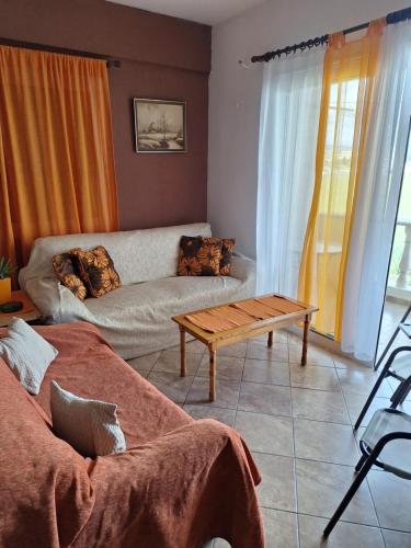 Elenas Home في ليماسول: غرفة معيشة مع أريكة وطاولة قهوة