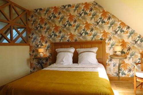 Ένα ή περισσότερα κρεβάτια σε δωμάτιο στο Maison chic proche du Mont Saint Michel