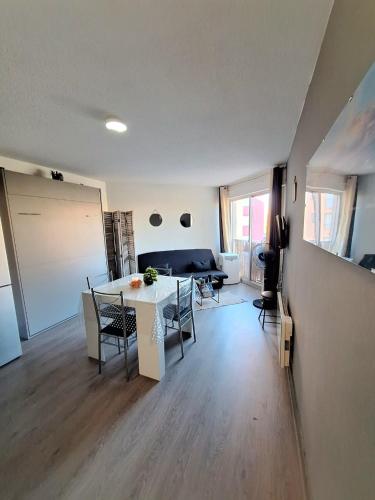 une cuisine et un salon avec une table et des chaises dans l'établissement studio pour 4 personnes proche du port et des plages, au Cap d'Agde