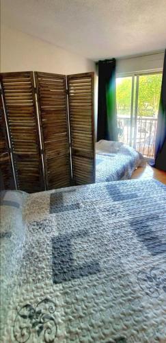 une chambre avec deux lits et une fenêtre dans l'établissement studio pour 4 personnes proche du port et des plages, au Cap d'Agde