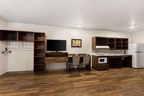 an office with a desk with a computer and two chairs at WoodSpring Suites Tolleson - Phoenix West in Avondale