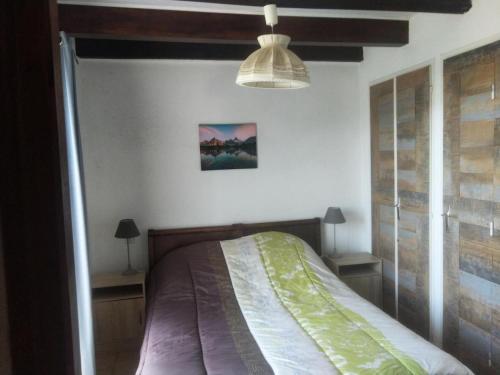 Ένα ή περισσότερα κρεβάτια σε δωμάτιο στο Gîte de France Gîte de la xaintrie 2 épis - Gîte de France 4 personnes MAE-9534