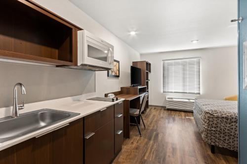 Virtuvė arba virtuvėlė apgyvendinimo įstaigoje WoodSpring Suites Tolleson - Phoenix West