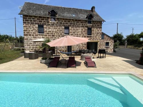 Saint-Cyr-la-RocheにあるGîte de France Le grand cluzel 4 épis - Gîte de France 8 personnes MAE-9554のギャラリーの写真