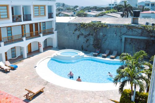 einen Blick über einen Pool in einem Gebäude in der Unterkunft Hotel Sansiraka in Santa Marta