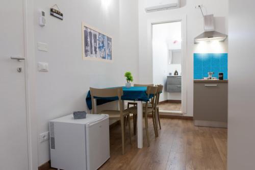 a kitchen and dining room with a table and chairs at Teatro Romano Centro Storico Wi-FI Centralissima in Terracina