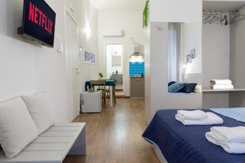 a small white room with a bed and a couch at Teatro Romano Centro Storico Wi-FI Centralissima in Terracina