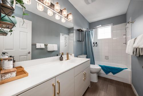La salle de bains est pourvue d'un lavabo et de toilettes. dans l'établissement Luxurious Retreat/Hot Tub/Mountain View/4 Beds, à Canmore