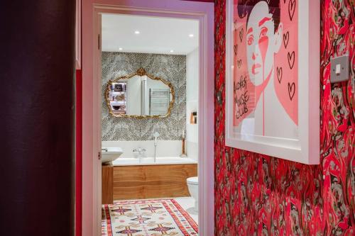 y baño con lavabo, aseo y espejo. en Luxury Bermondsey Warehouse Loft with Lift, en Londres