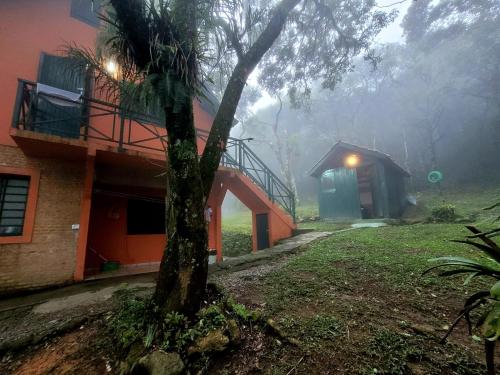 Taman di luar Chalé do Lopo
