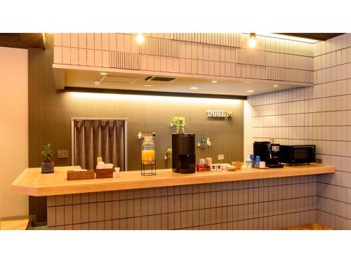 - une cuisine avec un comptoir dans une pièce dans l'établissement Hotel Three M - Vacation STAY 93395v, à Kutchan