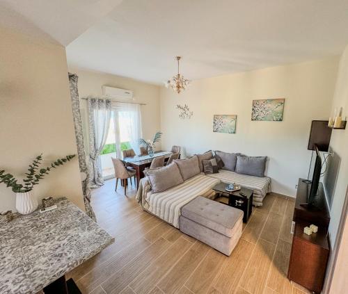 una sala de estar con un sofá y una mesa en Alyki Salamina House, en Salamina