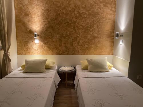 twee bedden naast elkaar in een kamer bij Secret Garden Apartment in Zadar