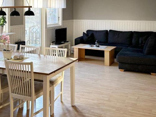 HåcksvikにあるHoliday Home Påarpsのリビングルーム(テーブル、青いソファ付)
