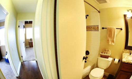 uma casa de banho com um WC e uma cabina de duche ao nível do chão em Destination #20 em Anaheim