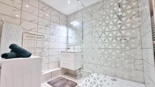 baño blanco con ducha y lavamanos en Le Serenity - Spacieux et Confortable - Relax BNB, en Mulhouse