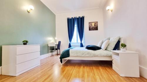 1 dormitorio con 1 cama, vestidor y escritorio en Le Serenity - Spacieux et Confortable - Relax BNB, en Mulhouse