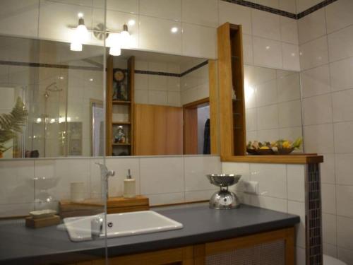 W łazience znajduje się umywalka i lustro. w obiekcie UNEXPECTED-Bochum w mieście Bochum