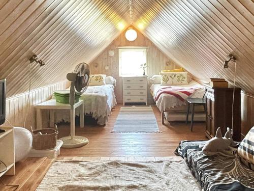 4 person holiday home in TOMELILLA-By Traum في توميليلا: غرفة علية بها سريرين ونافذة