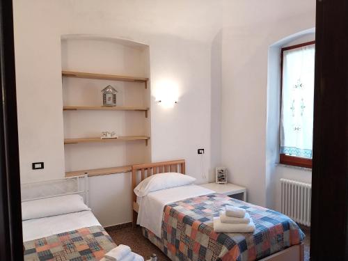 um pequeno quarto com 2 camas e uma janela em ca augusto with seaview em Monterosso al Mare