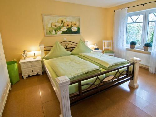 Schlafzimmer mit einem Bett mit Wandgemälde in der Unterkunft Amazing apartment in Hage in Hage