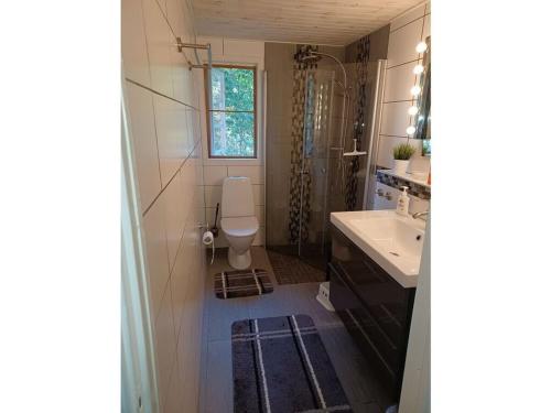 bagno con servizi igienici e lavandino di Pleasant apartment in Bjurvik 