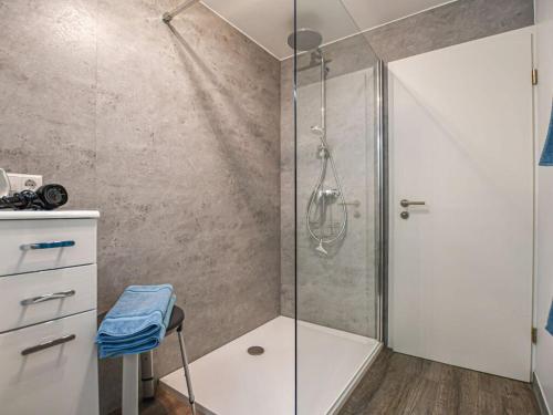 una doccia con porta in vetro in bagno di Holiday apartment Owl's Nest a Tennenbronn