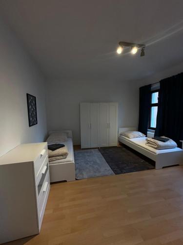 ein Wohnzimmer mit 2 Betten und einem Fenster in der Unterkunft Merseburg 2 Zimmer Apartment mit guter Ausstattung in Merseburg